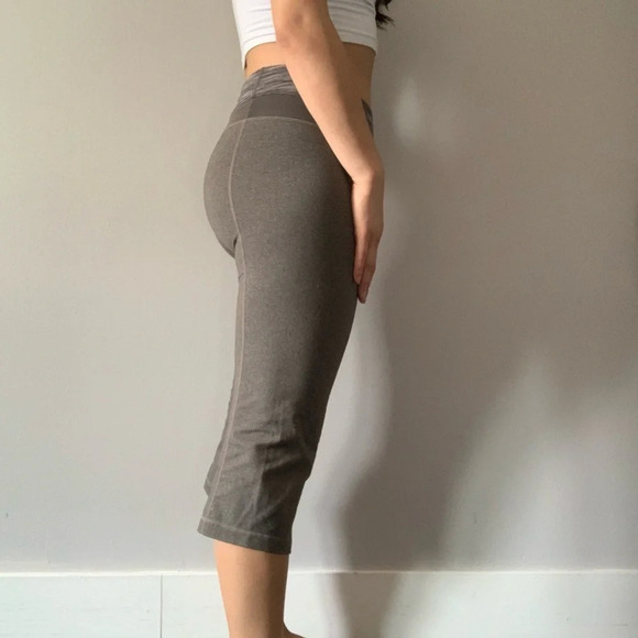 ๐๏ธโโ๏ธ Elevate Your Workout with Lululemon Grey Workout Capris - Size 6 ๐ช๏ธ - Picture 4 of 8